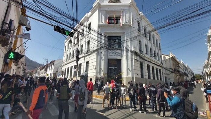 Diversas autoridades bolivianas criticaron el asedio de las instalaciones de la Fiscalía General del Estado por civiles con actitud violenta.