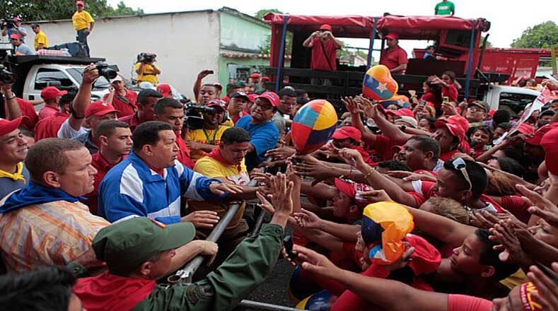 El comandante Chávez se dirigió a sus seguidores en Aragua pronunciando las siguientes palabras: “Al país lo veo en avalancha y una gran pasión desatada y eso es producto del país nuevo (...) que ha venido cobrando conciencia”.