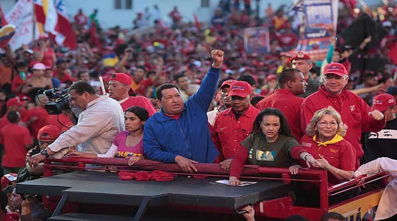  “Nosotros venimos de lejos, esta batalla nuestra es larga, tiene más de quinientos años en esta tierra (…). Es por eso, que acá está en juego la vida de Venezuela” fue otras de las frases del comandante Chávez durante el cierre de campaña en la avenida Bolívar de Caracas.