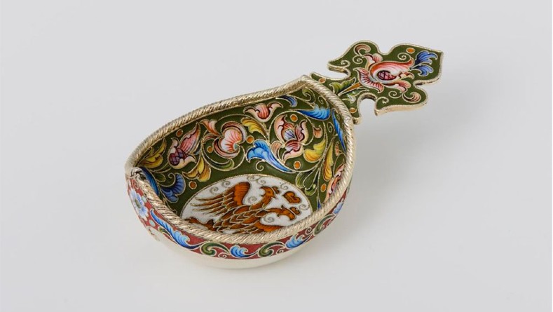 La exposición presenta alrededor de 400 obras maestras realizadas por firmas de joyería rusas del siglo XIX y principios del XX.