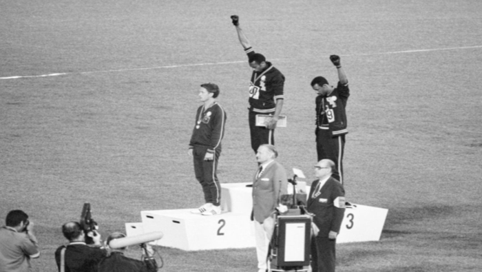 Los atletas afroamericanos Tommie Smith y John Carlos alzaron sus puños en  los Juegos Olímpicos  de México 1968, inmortalizando el símbolo del Black Power.
