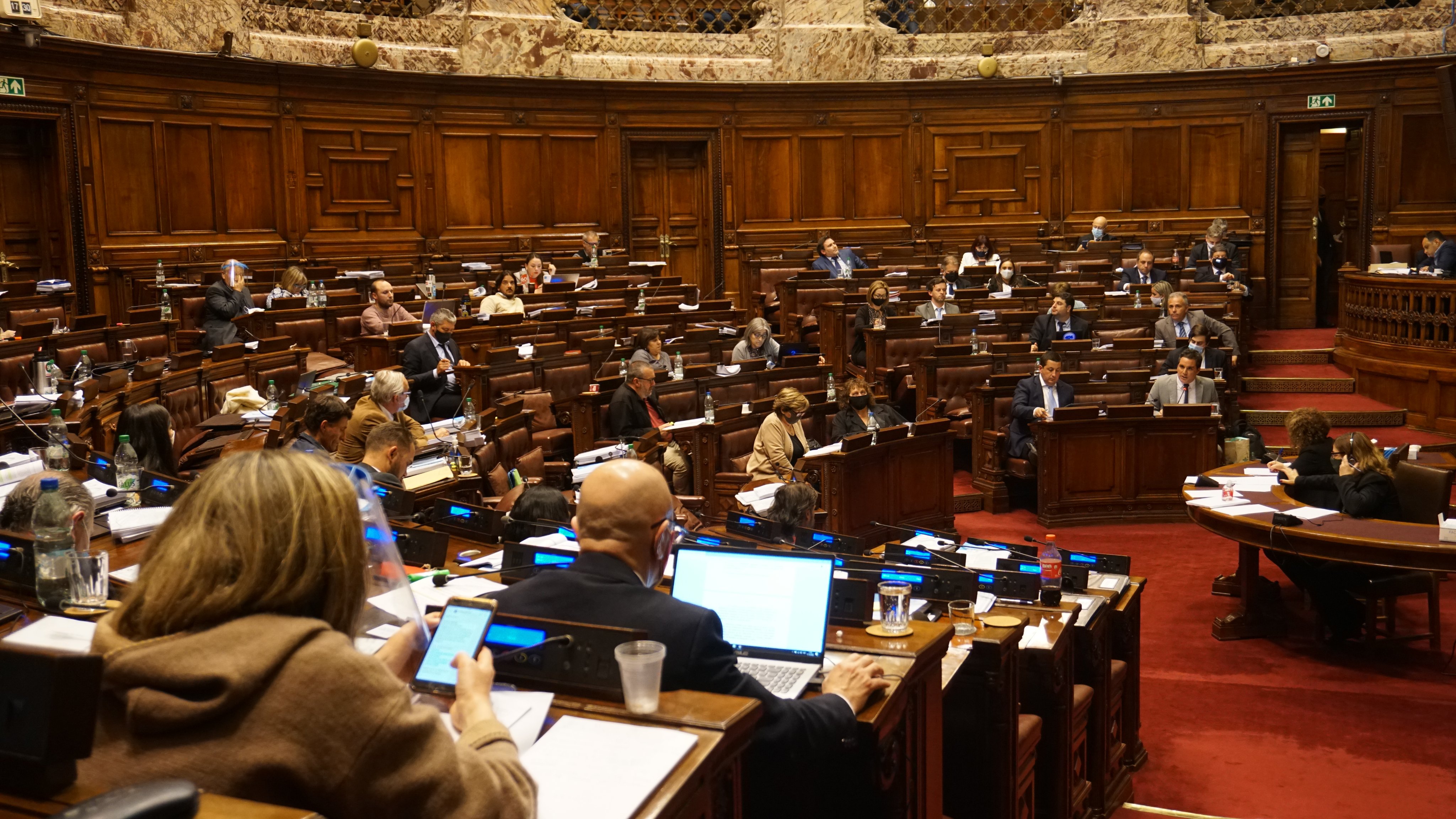 El Parlamento uruguayo, dominado por el oficialismo, aprobó la propuesta del presidente Luis Lacalle Pou.
