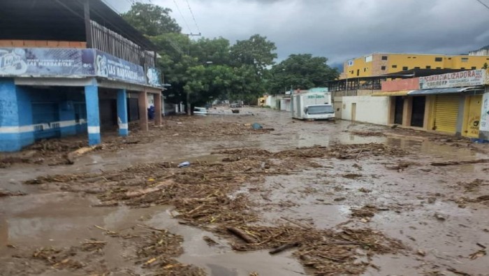 Las fuertes lluvias en la madrugada de este 13 de octubre ocasionaron la crecida del Río Limón en Maracay.