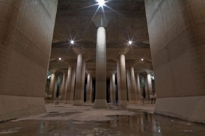 Las estructuras se asemejan a catedrales bajo tierra, y han sido construidas sobre poderosas columnas de hormigón.