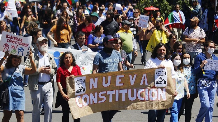 Tras numerosas protestas en 2019 el Congreso aprobó la convocatoria a un plebiscito sobre redactar una nueva Constitución que sustituya la actual.