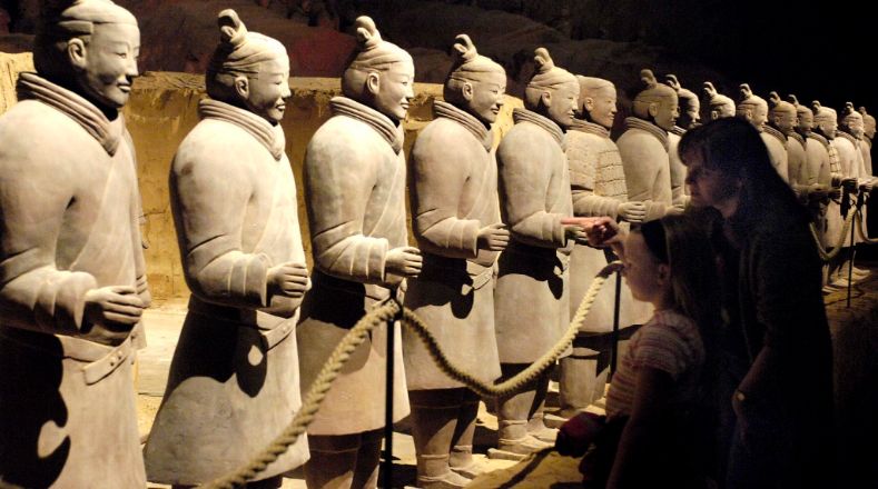 Tumbas y mausoleos son parte imprescindible de la antigua arquitectura china, pues se consideraba inmortal al espíritu de las personas, dando gran importancia a los funerales.
