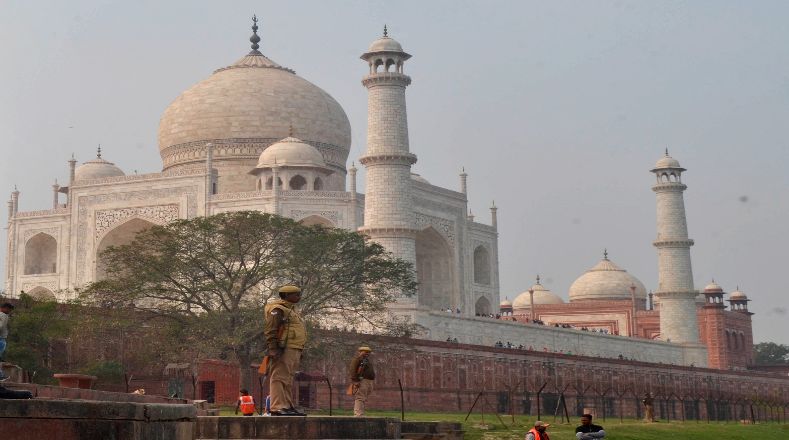 El Taj Mahal, erigido entre 1631 y 1654 en la ciudad de Agra, India, es otro de los grandes monumentos funerarios del mundo, que recibió la condición de Patrimonio de la Humanidad en 1983 por la Unesco.