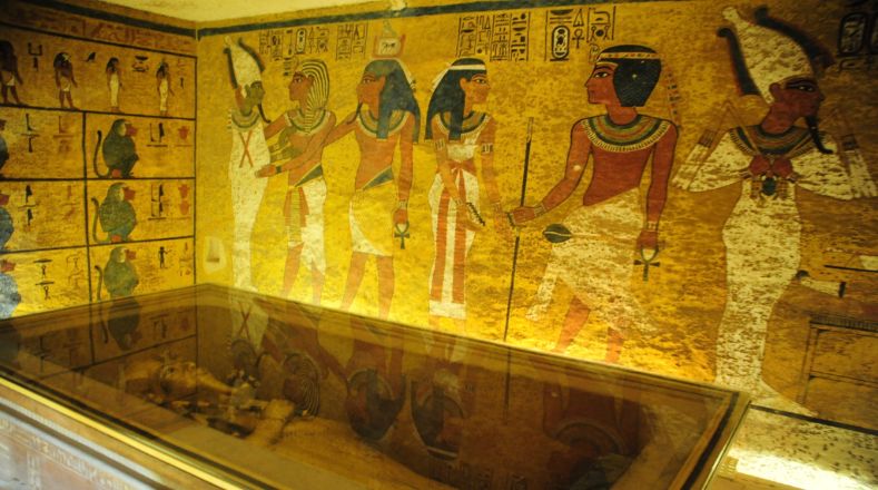 La tumba del faraón más conocido de Egipto, Tutankamón, es la única encontrada casi intacta y fue descubierta en 1922 por el explorador británico Howard Carter. Situada en la necrópolis del Valle de los Reyes, está dividida en cuatro estancias.