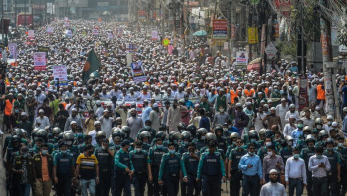 Protesta masiva en Bangladés pide boicotear productos franceses