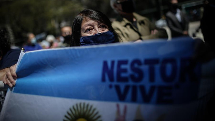El pueblo argentino salió a las calles este martes para conmemorar los 10 años del fallecimiento de Néstor Kirchner.