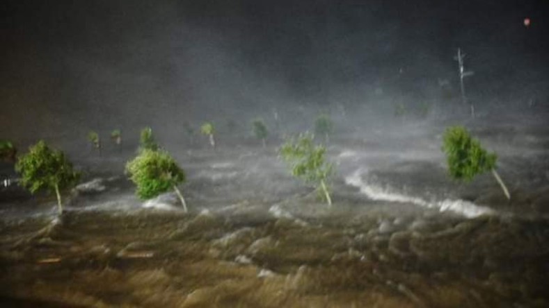 Miles de personas quedaron sin luz en su paso por Misisipi y ahora "Zeta" se dirige hacia el vecino estado de Alabama con peligrosas mareas de tempestad, fuertes vientos y lluvias.