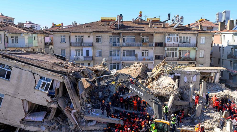 En la ciudad de Esmirna, en Turquía, al menos 12 personas fallecieron y 400 resultaron heridas por el desastre natural