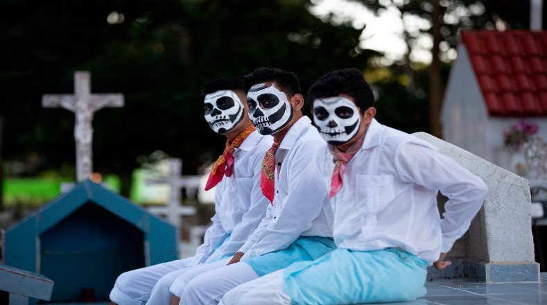 Pese al impacto de la pandemia del nuevo coronavirus y las advertencias de las autoridades, muchos mexicanos tienen previsto festejar de forma tradicional la fiesta de las ánimas. 