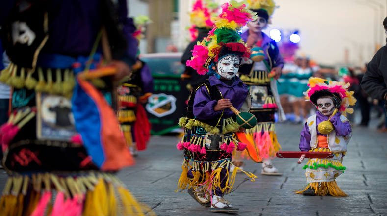 La popular celebración en México tiene características propias de su cultura como la tradicional pintura de calavera y las flores de colores vistosos que la diferencian del Halloween anglosajón.