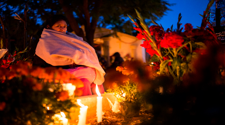 Pero los coloridos altares y panteones tapizados de anaranjado con la flor de cempasúchil a luz de veladoras reflejan en conjunto la esencia del Día de Muertos en México, la tradición más representativa de su cultura. 