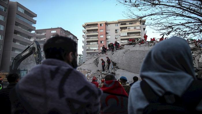 El alcalde de la ciudad turca de Esmirna, Tunc Soyer, estimó que alrededor de 180 personas todavía permanecen bajo los escombros