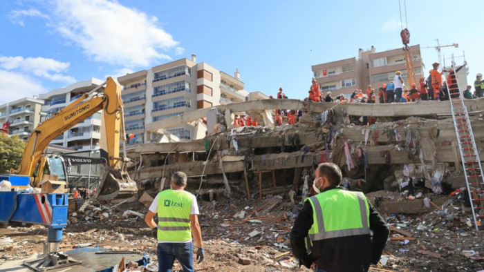 Los equipos del servicio de emergencias turco AFAD continúan su labor en nueve edificios de Esmirna, ciudad con 4.000.000 de habitantes.