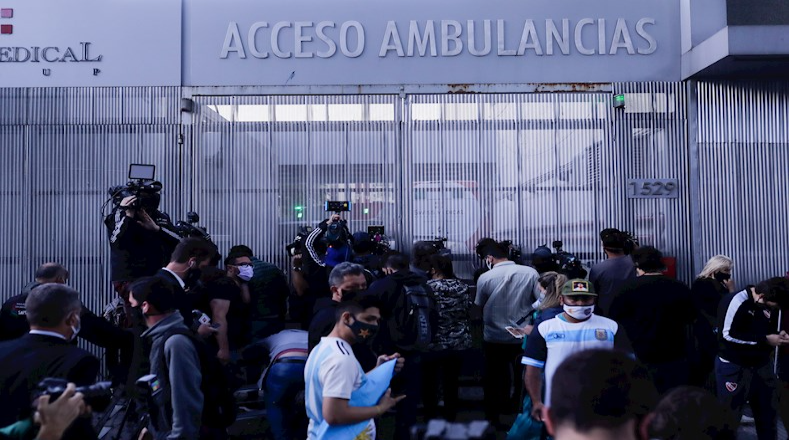 Un cúmulo de fanáticos y reporteros se concentraron en las afueras de la clínica Olivos, en la provincia de Buenos Aires, donde fue intervenido quirúrgicamente el astro.
