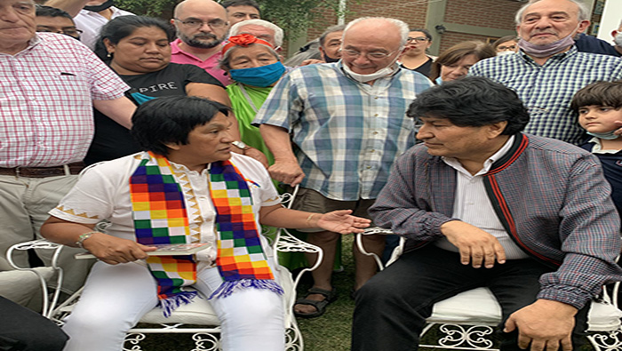 La líder social reconoció la labor de Evo como formador de conciencia a los hermanos bolivianos.