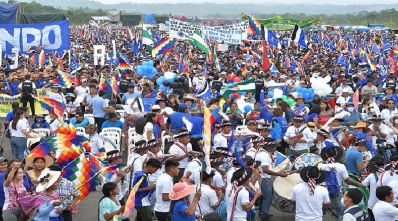 Evo regresó a Chimoré, desde donde un año antes hubo de marchar al exilio. Un mar de pueblo y banderas azules lo aguardaba. Este miércoles, en Cochabamba, se hizo realidad la frase de Túpac Katari: "Volveremos y seremos millones".