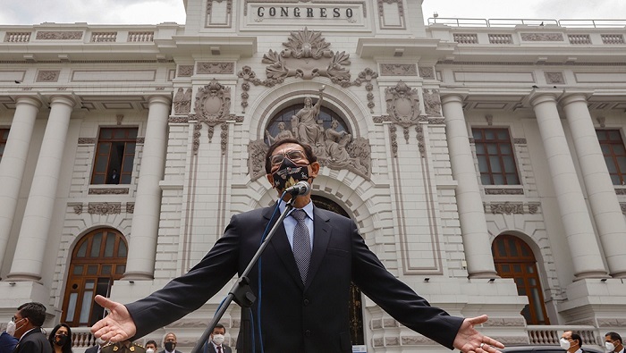 El Congreso peruano, argumentando “incapacidad moral”, este lunes removió de la Presidencia a Martín Vizcarra.