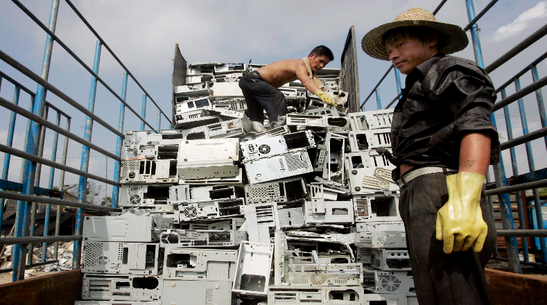 En la llamada basura electrónica del siglo XXI abundan diversos tipos de aparatos tecnológicos, como los ordenadores desmontados por trabajadores en el considerado pueblo vertedero chino de Guiyu.