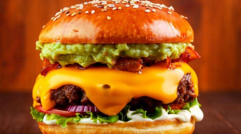 Fast food o comidas rápidas, como las hamburguesas, son producidas con altas cantidades de sodio y de azúcar, lo cual es un factor para contribuir al sobrepeso.