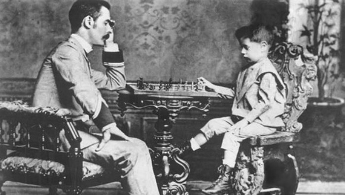 Capablanca figura como uno de los primeros niños prodigios del ajedrez registrados. En la imagen, el niño José Raúl enfrentando a su padre, al que derrotaba ya con cinco años.