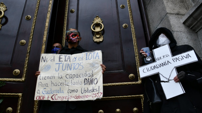 Ciudadanía indignada se manifiesta frente al Congreso de la República de Guatemala para repudiar la aprobación del presupuesto para el año 2021.