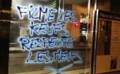 "Filma a los policías, respeta a las chicas", reza la pancarta en uno de los bares de la ciudad de París.