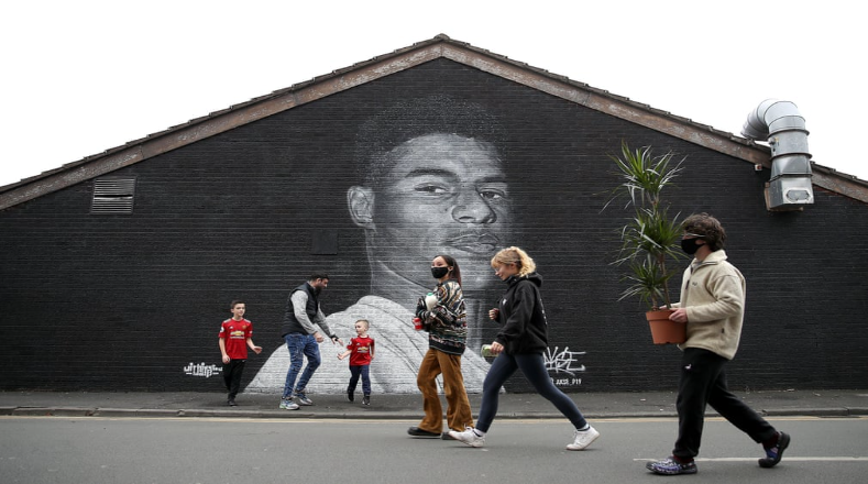 La imagen del delantero Manchester United, Marcus Rashford resalta en la pared del Coffee House Cafe en Copson Street, en Reino Unido.