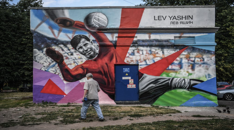 Sobre un mural en Rusia, se ha inmortalizado una de las impresionantes atrapadas del portero soviético del FC Dynamo Moscú, Lev Yashin.