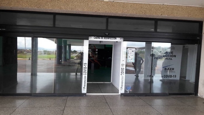En aeropuertos venezolanos se han instalado cabinas de desinfección contra la Covid-19.
