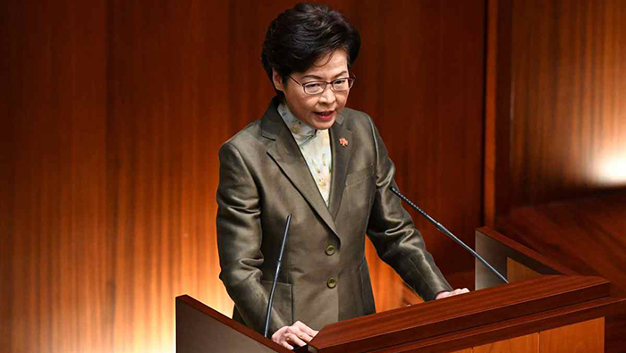 Durante el informe de gestión la directora ejecutiva de la RAE de Hong Kong, Carrie Lam, afirmó que junto al Gobierno de China se recuperará la confianza económica.