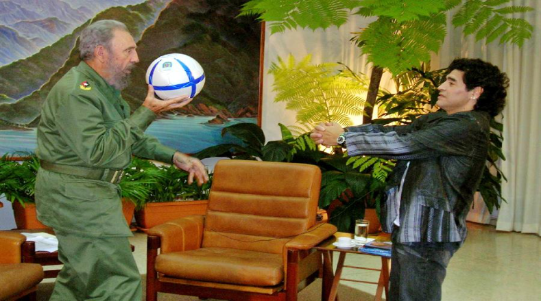 El pibe de oro falleció este miércoles a los 60 años de edad, víctima de un paro cardiorespiratorio. Un día como hoy pero del año 2016, también partía el líder de la Revolución cubana, Fidel Castro, otro amigo del exfutbolista argentino.