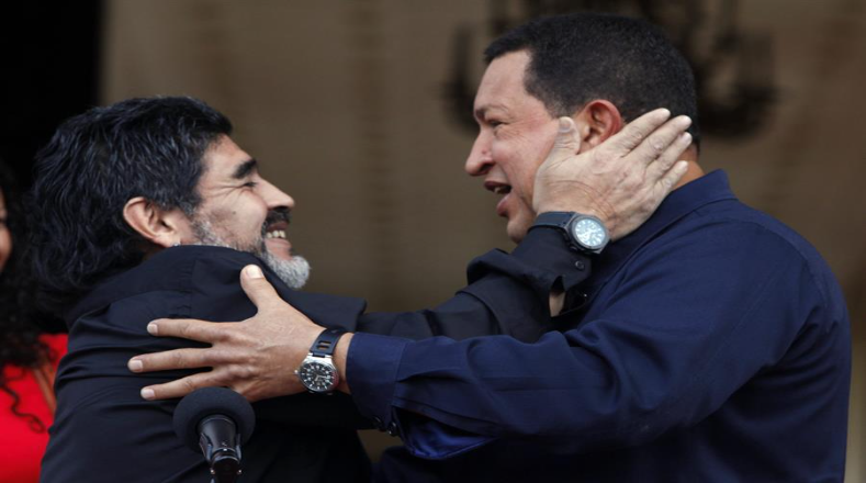 En esta selección de fotografías, no podía faltar la imagen de Maradona junto a otro de los expresidentes más populares de los últimos tiempos, con quien tuvo una estrecha amistad, el también fallecido líder de la Revolución venezolana, Hugo Chávez Frías.