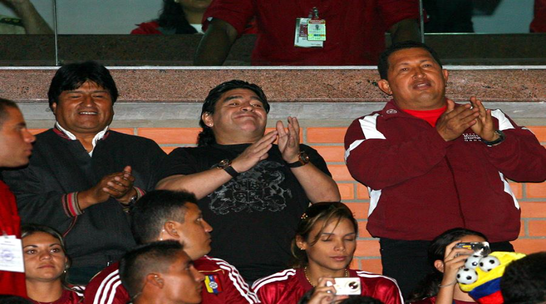 Maradona compartió gratos momentos con exmandatarios latinoamericanos, como el venezolano Hugo Chávez y boliviano Evo Morales, con quienes compartía su ideología socialista, su amor por el pueblo y, por supuesto, su pasión por el fútbol.