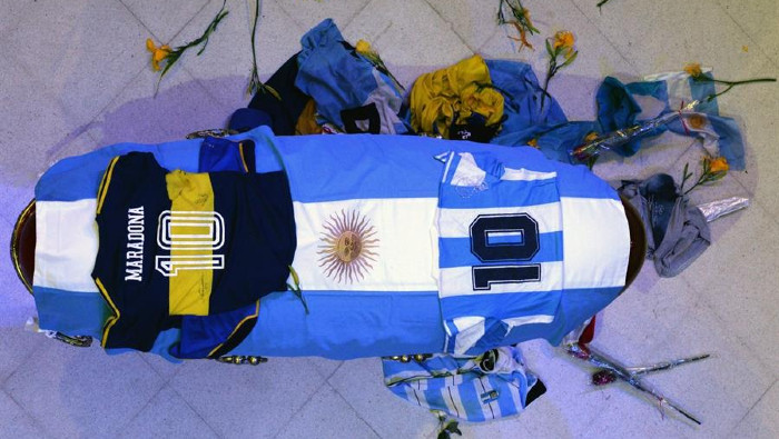 El cuerpo de Maradona yace en la Casa Rosada cubierto por la bandera argentina y por sendas camisetas de la Selección albiceleste y del club de sus amores, Bocca Juniors.