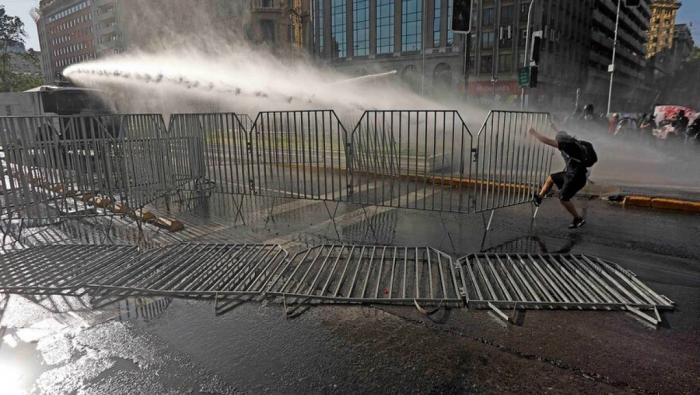 Las fuerzas policiales arremetieron contra la multitud empleando chorros de agua a presión y bombas lacrimógenas.