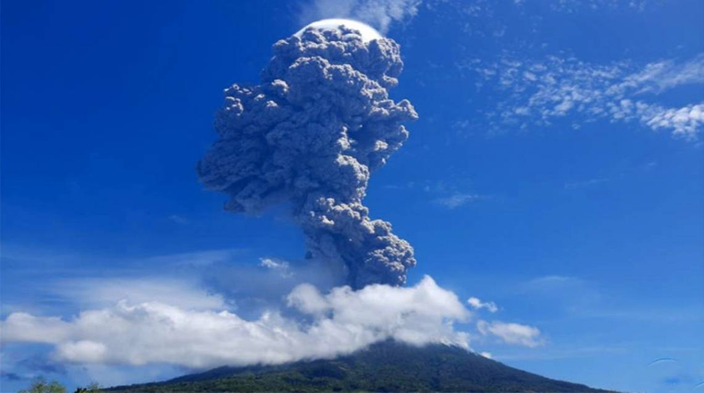 El volcán Lewotolo se encuentra situado en el monte Ili Lewotolok de la isla de Lembata, en la provincia indonesia de East Nusa Tenggara. Luego de ocho años dormido, el volcán despertó el pasado 29 de noviembre. 