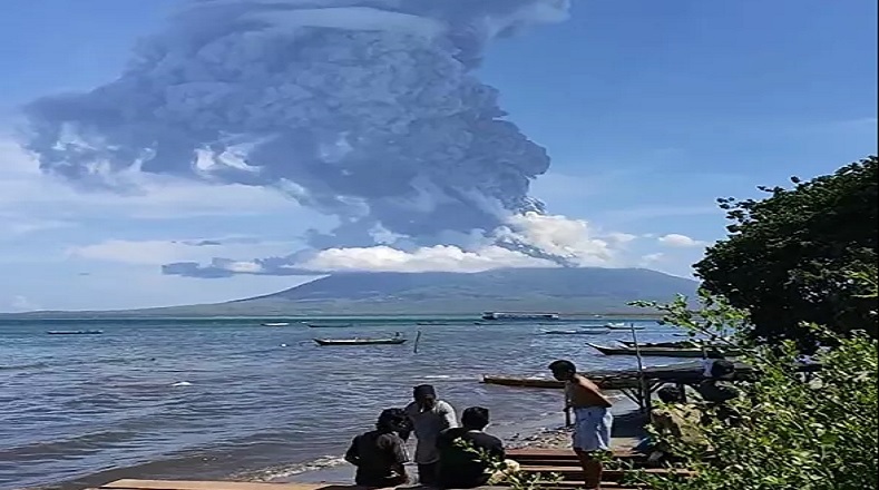 A las 10H45 hora local de la isla indonesia de Lembata, el volcán de 1.018 metros de altura hizo una erupción que duró cerca de 10 minutos.