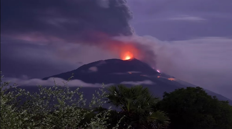 Tras la erupción del Lewotolo, las autoridades aconsejaron a las personas que se mantengan a una distancia del lugar y que fueran conscientes del peligro de la lava.