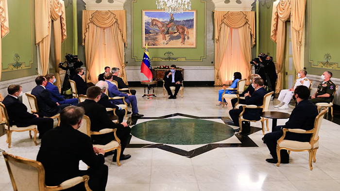 El jefe de Estado venezolano agradeció al presidente ruso su envío de la delegación de veedores.