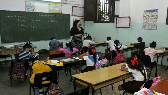 Miles de niños regresaron este lunes a las aulas de la capital cubana, La Habana, bajo estrictas medidas de bioseguridad.