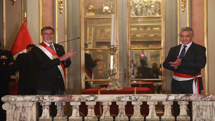 José Navarro fue juramentado como nuevo ministro por el presidente Sagasti en el palacio de gobierno.