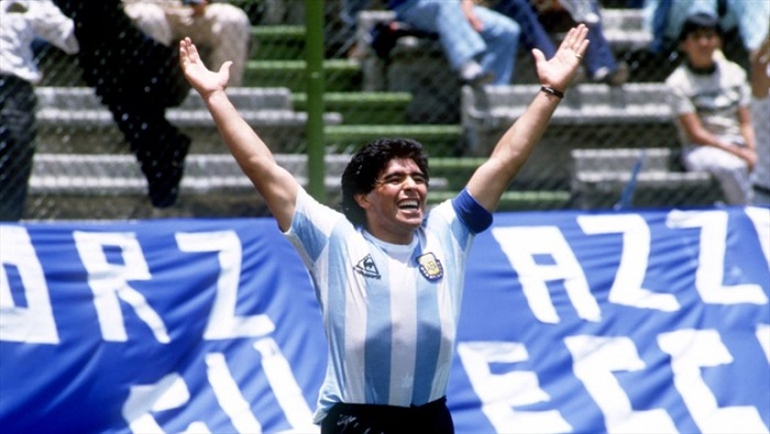 La propuesta de colocar la imagen de Maradona en billetes y sellos postales destaca la excepcionalidad de la vida del jugador y su trayectoria.