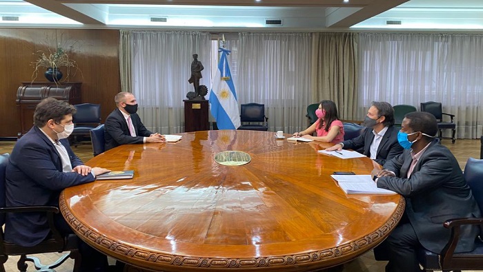 Las negociaciones formales comenzaron este lunes en la embajada argentina en Washington.