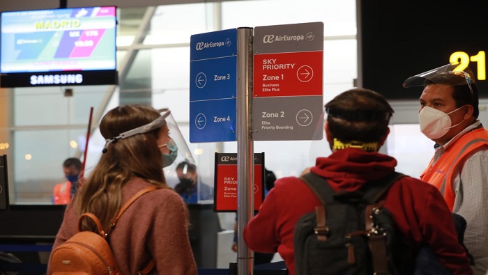 Los pasajeros que han arribado en vuelos con conexión al país europeo están siendo monitoreados por el ministerio de Salud.