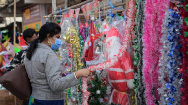 Personas compran decoraciones navideñas en un mercado, en Agartala, capital del estado de Tripura, en el noreste de India, el 24 de diciembre de 2020