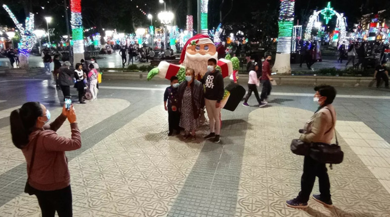 Familia boliviana sacando fotos con papa Noel en la Plaza 14 de Septiembre.